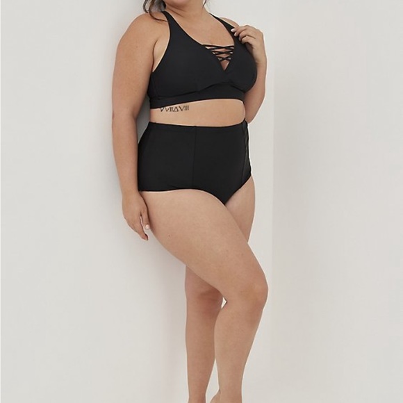 Torrid WIRELESS XO TRIANGLE BIKINI TOP size 2X - Picture 2 of 4